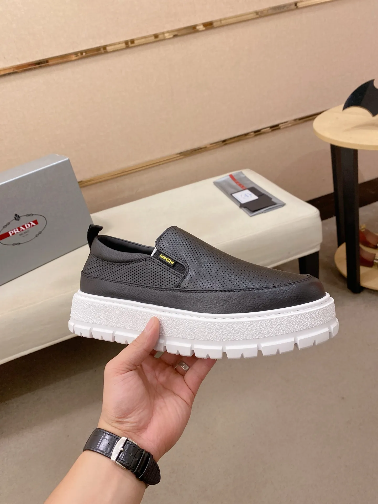 Men's shoes 💰 580💰 ✔️✔️✔️High version High-quality new PRADA (Prada) counters are launched simultaneously, new men's shoes, 😘fabrics are selected from first-layer cowhide fabrics. Lining: Imported cowhide leather lining. 👍🏿High-end☄️Open-molded non-slip rubber outsole, exquisite lines, simple and elegant, comfortable and high-end for leisure travel. Code number: 38 to 45
